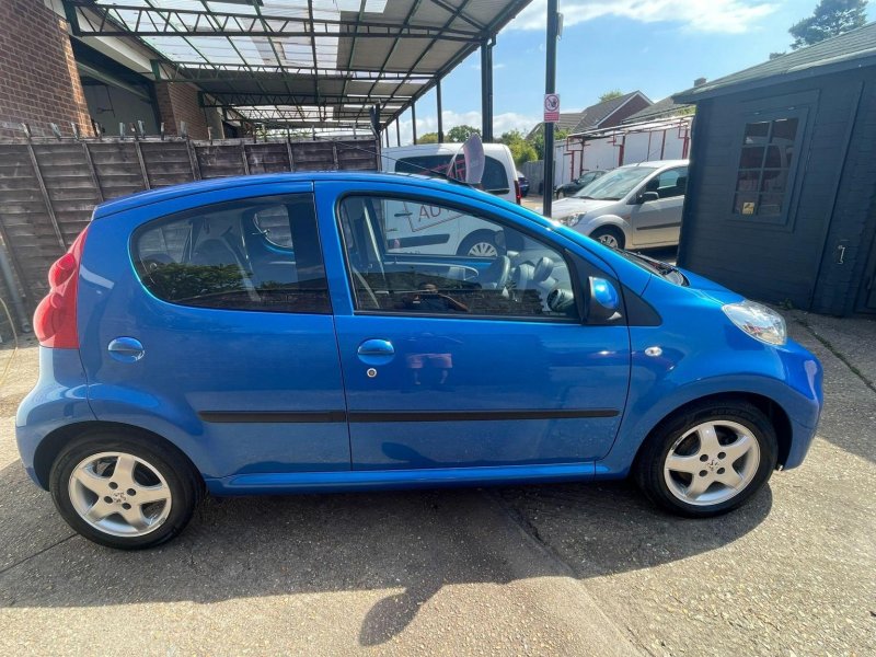 PEUGEOT 107